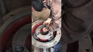 Overhaul Lingong 968 wheel core oil leakage and replace oil seal.