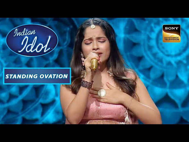 'Mehndi Laga Ke Rakhna' गाकर Senjuti ने मचाया हल्ला | Indian Idol S13 | Standing Ovation class=