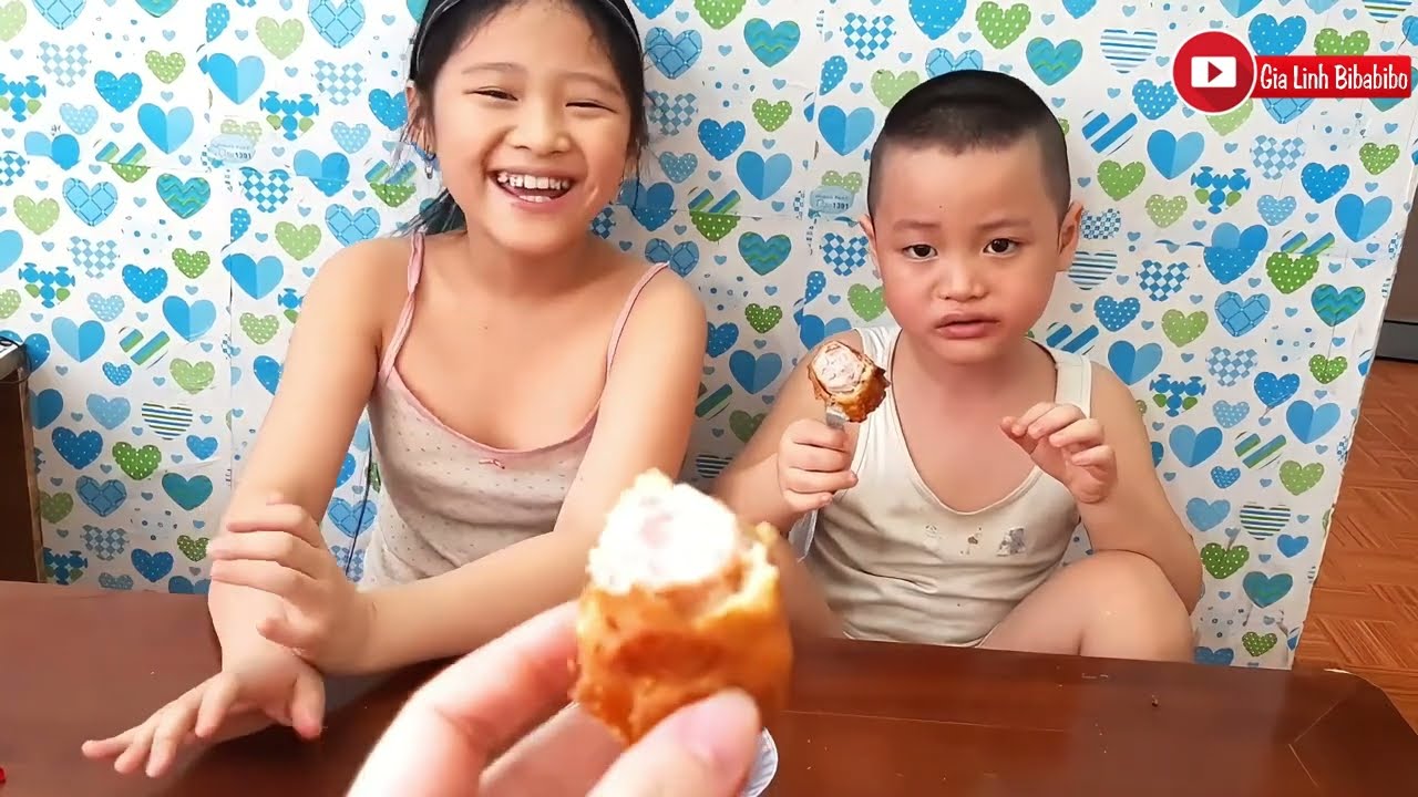 Gia Linh em Cò ăn Xúc xích tẩm bột rán giòn và Xúc xích tẩm bột chiên xù