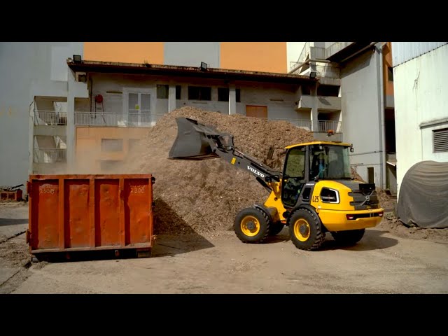 Volvo L25 Electric in Singapore at Kim Hock Corporation. class=