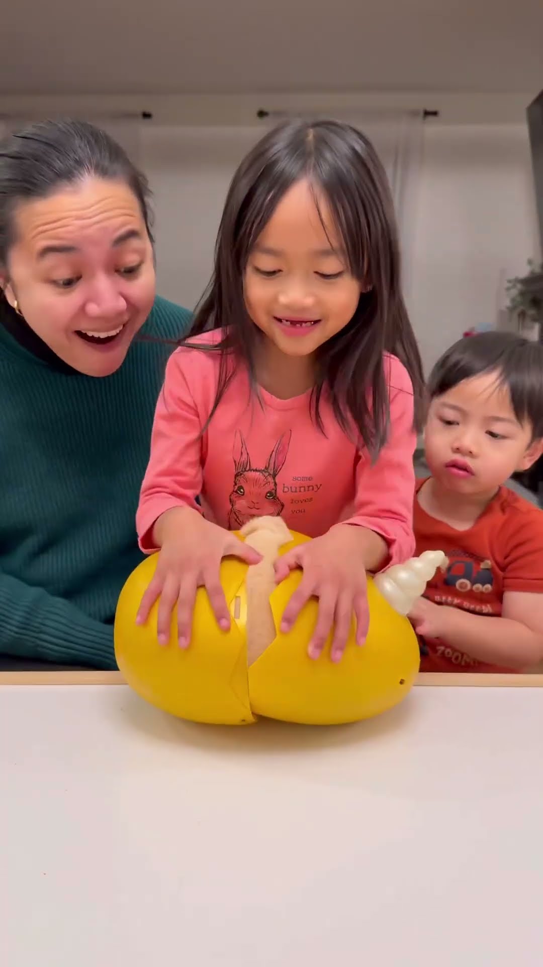 She pranks mom and baby brother ???❤️??
