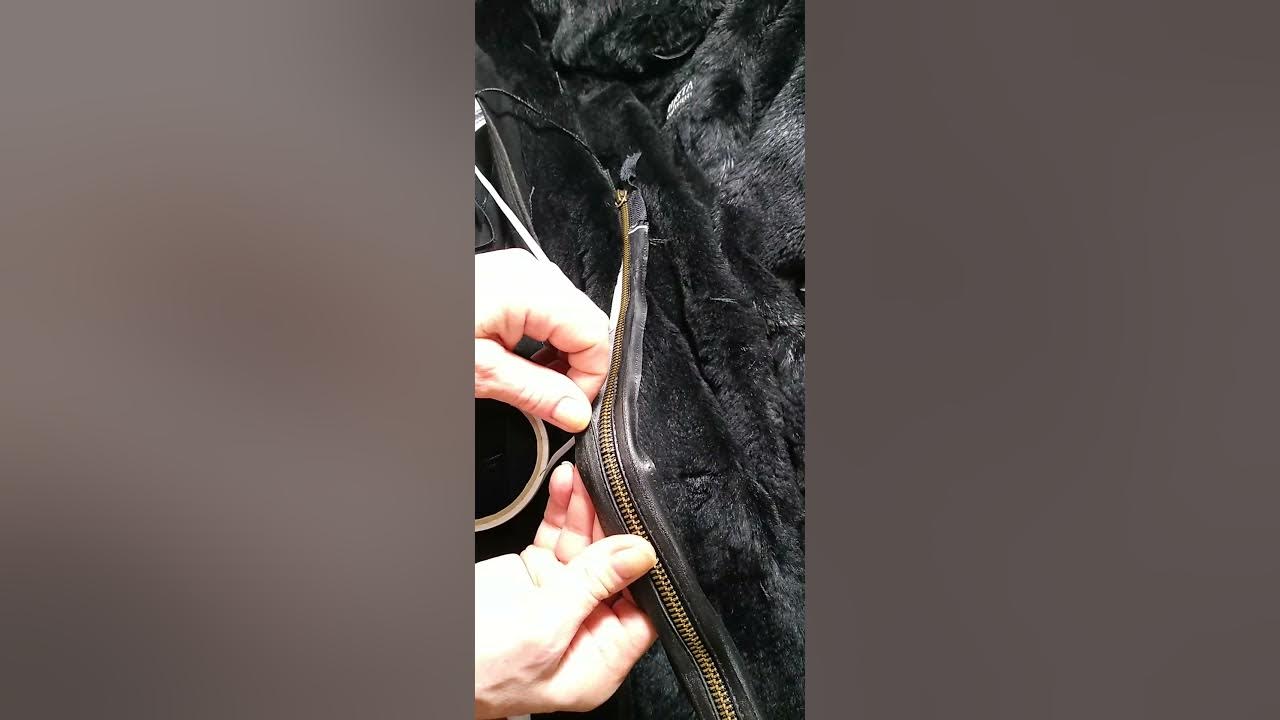 Надеть собачку на молнию вилкой. Вставить молнию видео. Бегунок на молнию с помощью вилки. Вшивание молнии на машинке в куртку. Бегунок на молнию с помощью вилки.