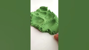 Om Nom Kissing Om Nelle & Kinetic Sand
