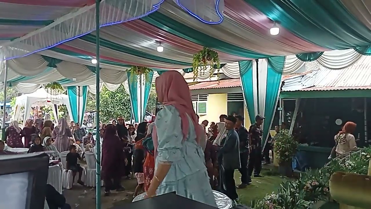 Lagu endeng endeng acara pernikahan di kediaman ibu Sri Wahyuni di Aek Nabara labuhan batu