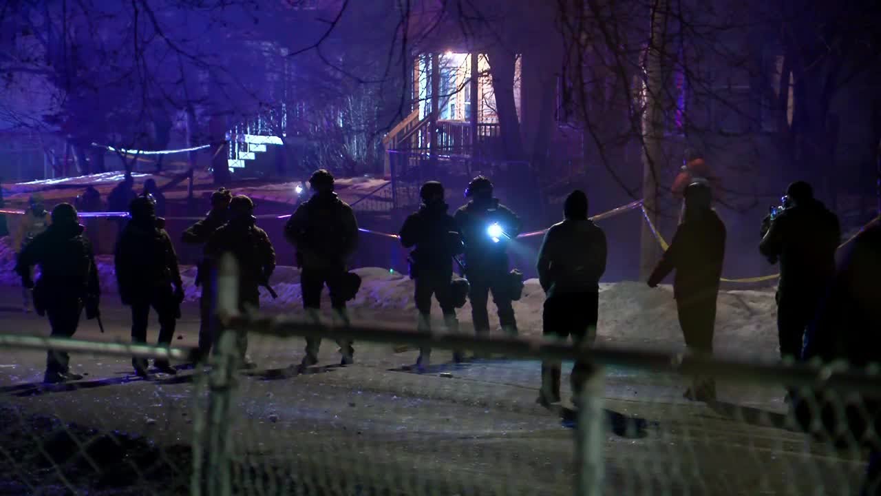 В Миннеаполисе сотрудники федеральных правоохрательных органов застрелили мужчину после того, как...