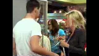 Video Lucu 8 Cewek Jahil dengan Ciumannya @ super trap blogspot com