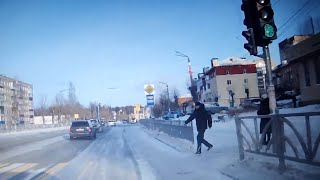 Автоподставщик бросается под колёса. Real Video