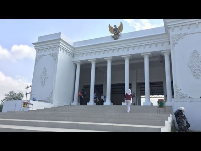 Viral di Medsos, Kantor Desa Mirip Istana Negara Dibangun dengan Dana Rp1,8 Miliar Ramai Pengunjung class=