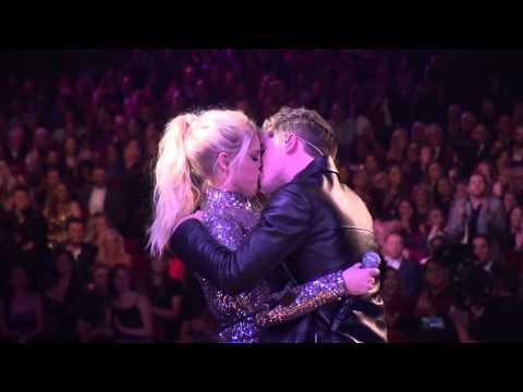 Meghan Trainor & Charlie Puth Torrid Kiss At AMAs 2015