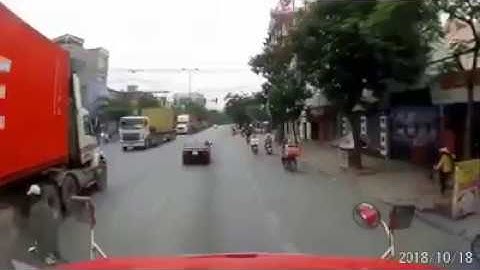 Pha đánh lái thần thánh của tài xế xe container khiến cho Thần chết hụt chỉ tiêu cả năm