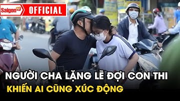 Hình ảnh những người cha lặng lẽ đợi con thi THPT khiến ai cũng xúc động | Tin tức SaigonTV