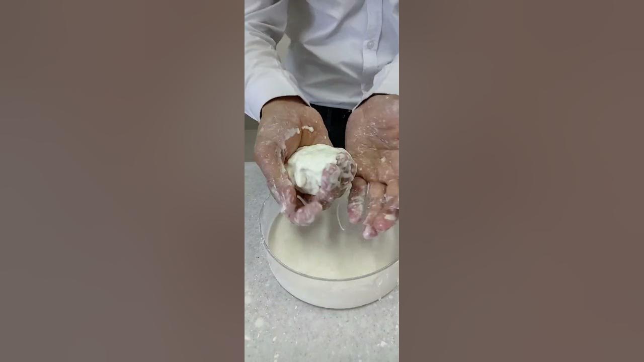 Sasha sargish Yalangoch qizni boyoqlar bilan boyash