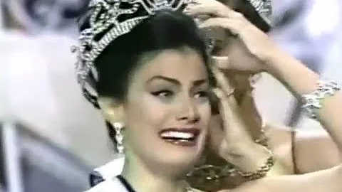 Dayanara Torres in her coronation as Miss Universe 1993