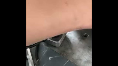 Plug vertical injection molding machine