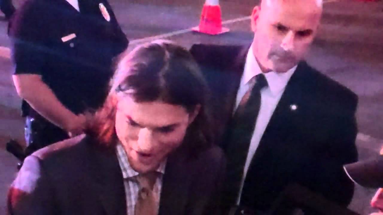 Ashton Kutcher Swarmed By Screaming Fans At La Film Premiere Of New Year S Eve Youtube