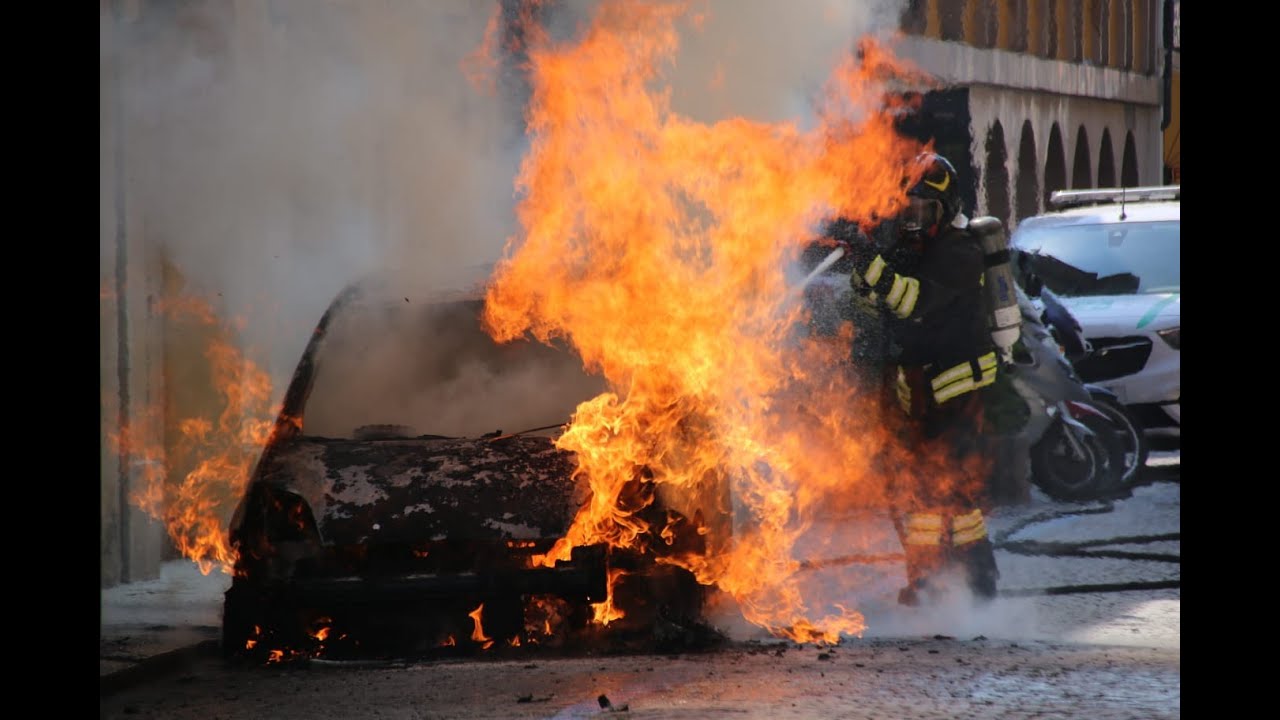 Auto a fuoco davanti all'Auditorium Santa Croce