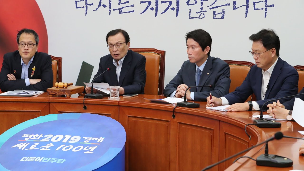 newspaper mockup 與, 연일 검찰 고강도 압박…'윤석열 책임론'도 / 연합뉴스TV (YonhapnewsTV)