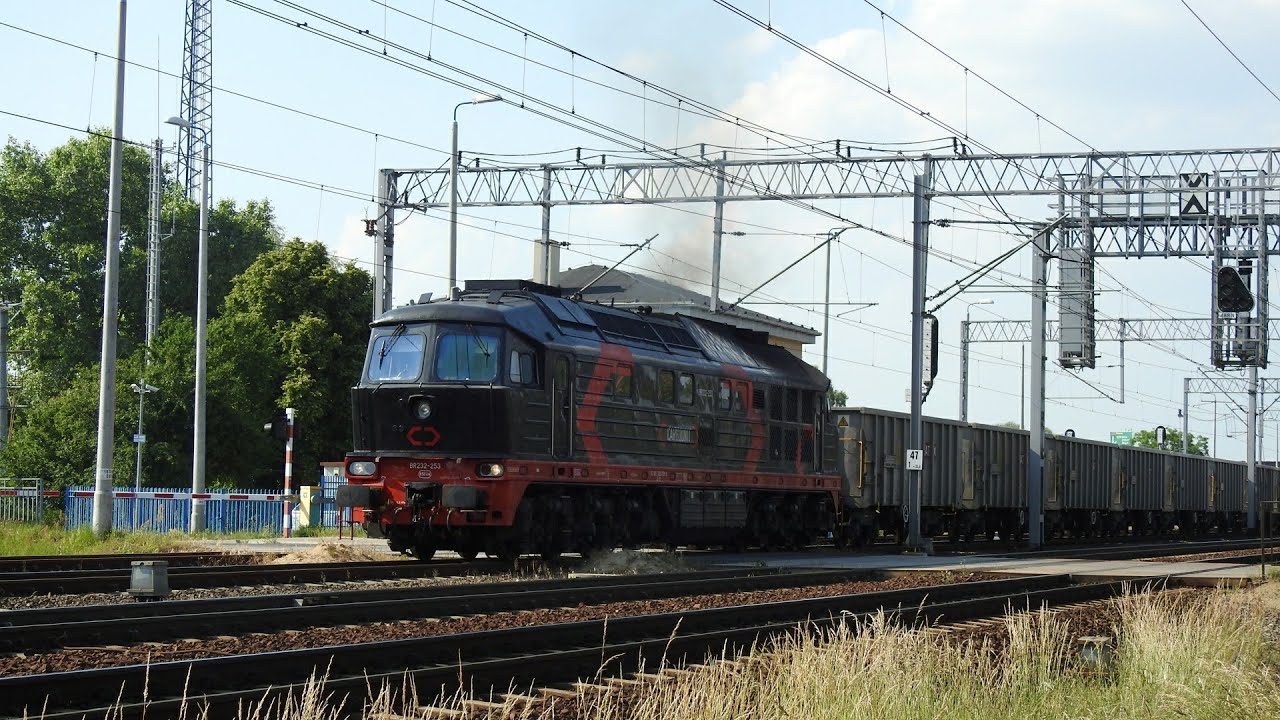 BR232-253 CargoUnit z węglarkami Natrix i zieloną SM42-647 LTC na popychu w stronę Wrocławia. +RP1