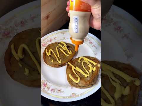 البنات واقفين علي السلم بيتشاكلوا علي الجاكيت اللي عليها نورا عرفات Shorts 