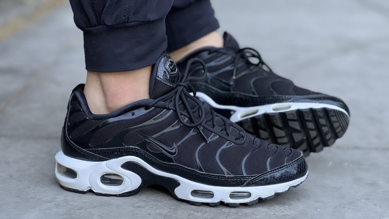 womans black tns