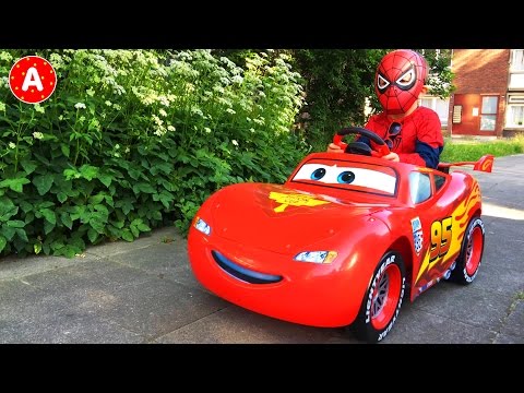 SpiderMan va au Pique-Nique sur sa Voiture Cars Lightning McQueen