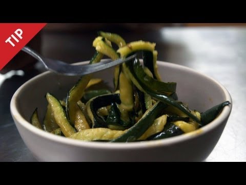 Video: Cara Menyediakan Zucchini Untuk Memberi Makan