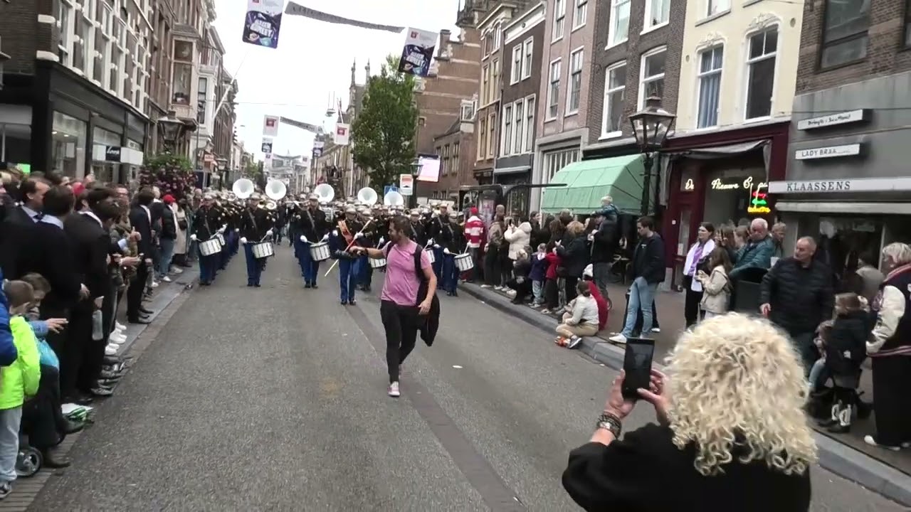Prager Gassen gespeeld door K&G Leiden voor het stadhuis tijdens Optocht Leidens Ontzet 2025