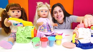 Ayşe, Gül Ece için şekilli makarna yapıyor! Play Doh kitchen oyuncaklarla hamur oyunları