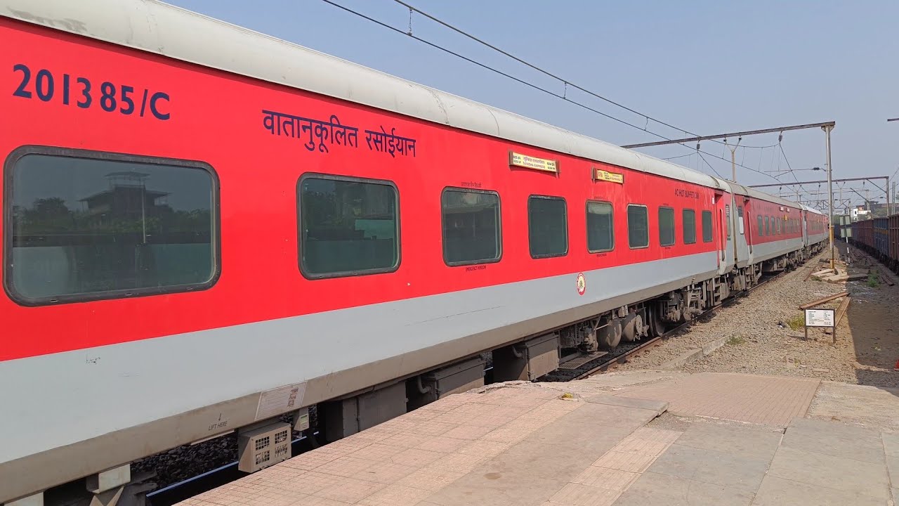 82355-patna-mumbai-csmt-suvidha-express-at-khadavli-railway-station