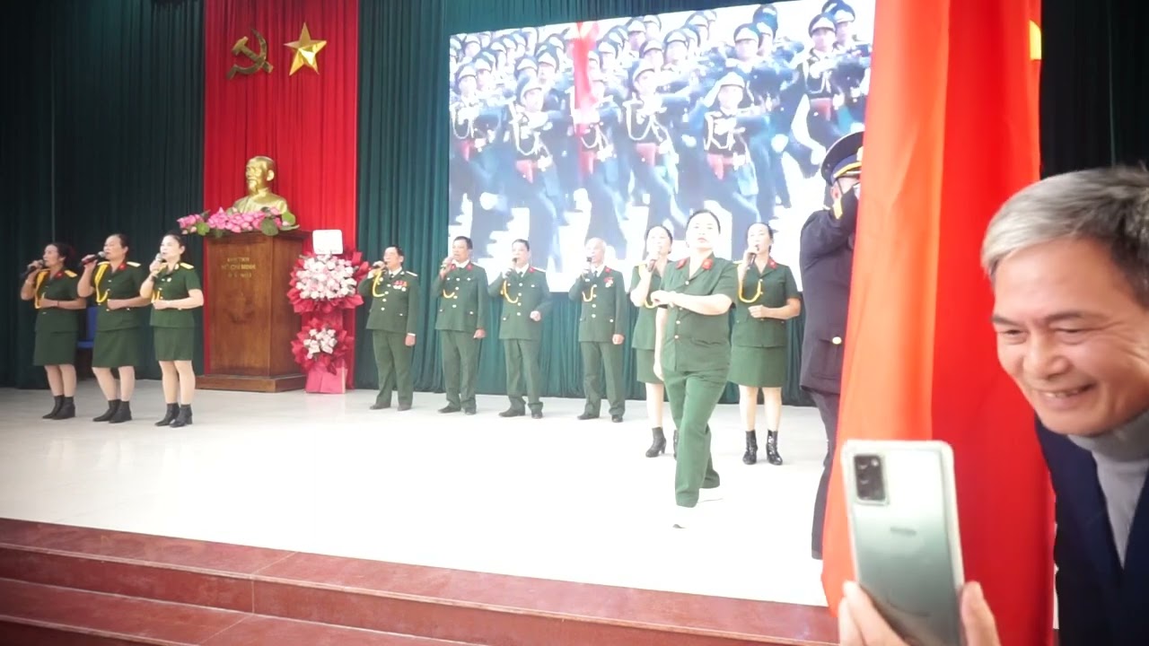 Tiến bước dưới quân kỳ - Hợp ca nam nữ CLB VH - NT NCT phường Quảng Thắng.