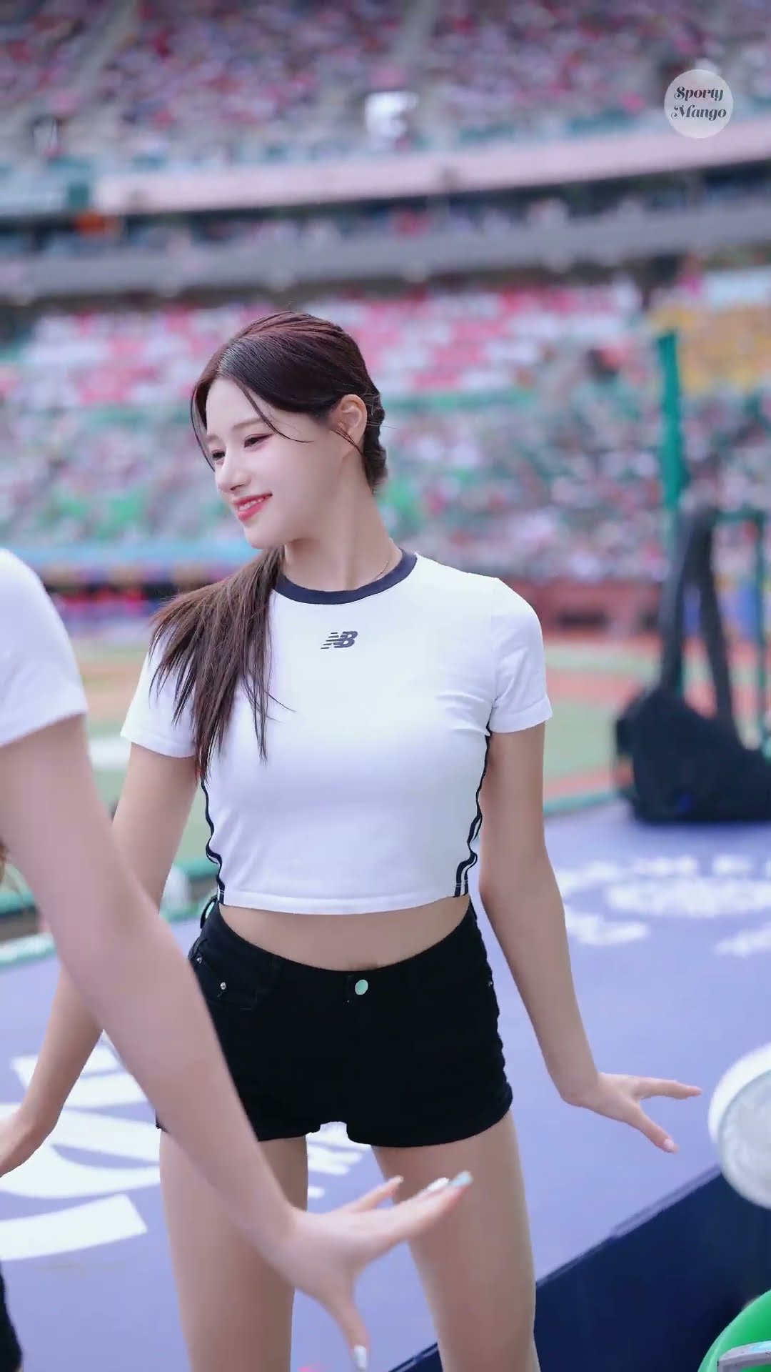 Face Genius Cheerleader Lee Ye-bin's Twerking Duck