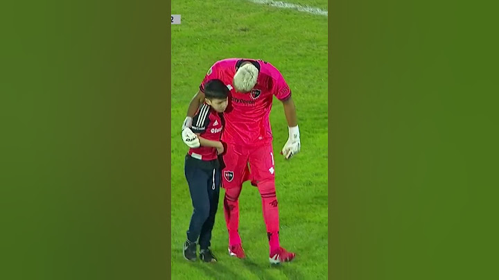 Niño aficionado de Newells invade la cancha para abrazar a Keylor Navas