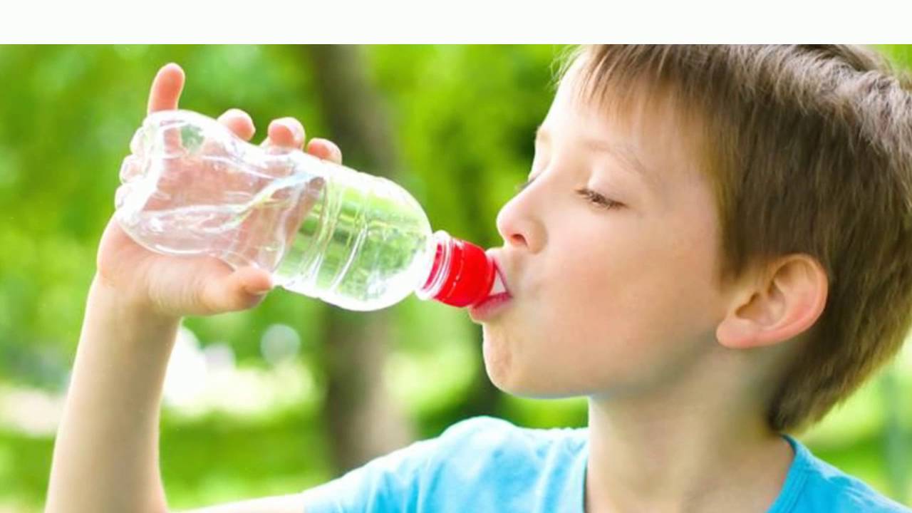 Дети пьют из бутылки. Ребенок пьет воду. Мальчик пьет воду. Горячее питье для детей. Дети пьют химию.