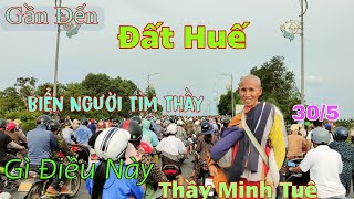 Biển Người Tìm Thầy Minh Tuệ Chỉ Muốn Điều Này Lạ Quá 16H Chiều Thầy Chưa Xuất Hiện