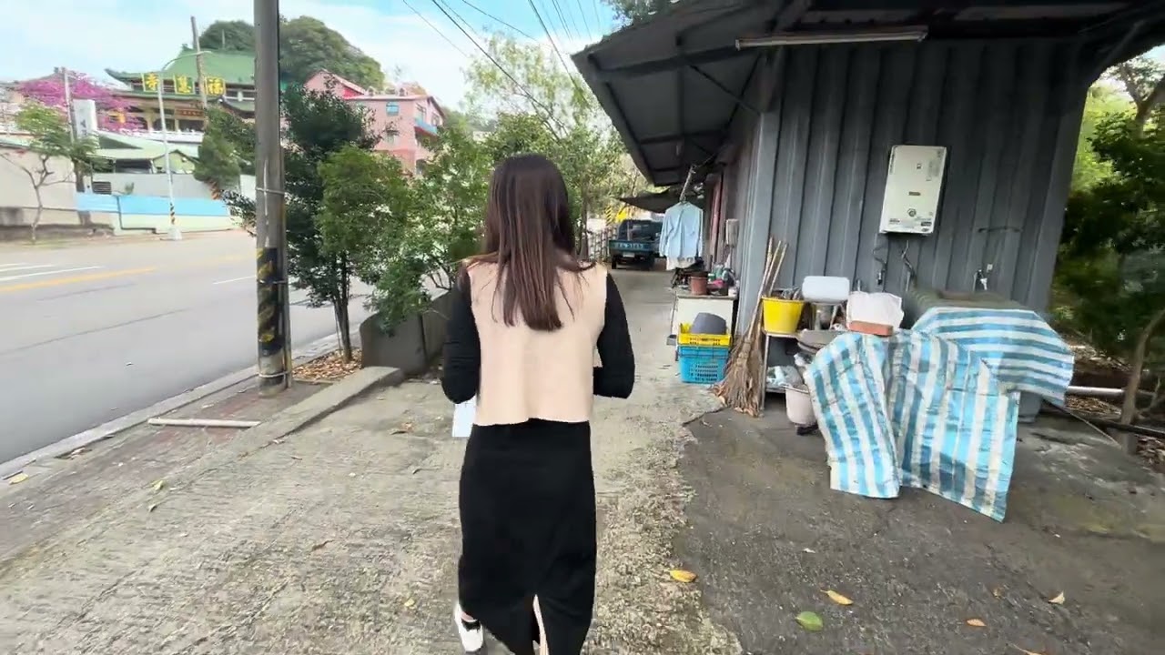 北屯臨東山路60米大面寬都計內農地￼，每坪開價10萬大面寬臨24米東山路，有水有電現有鐵皮屋跟貨櫃屋，台灣房屋雅豐大雅店54242975-0988325250