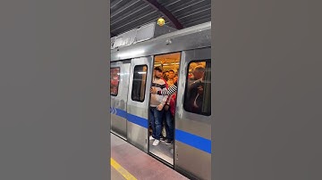 Metro ka gate mai ek banda ka hath fas gya. 😨😢#shorts #viral #delhi #delhimetro