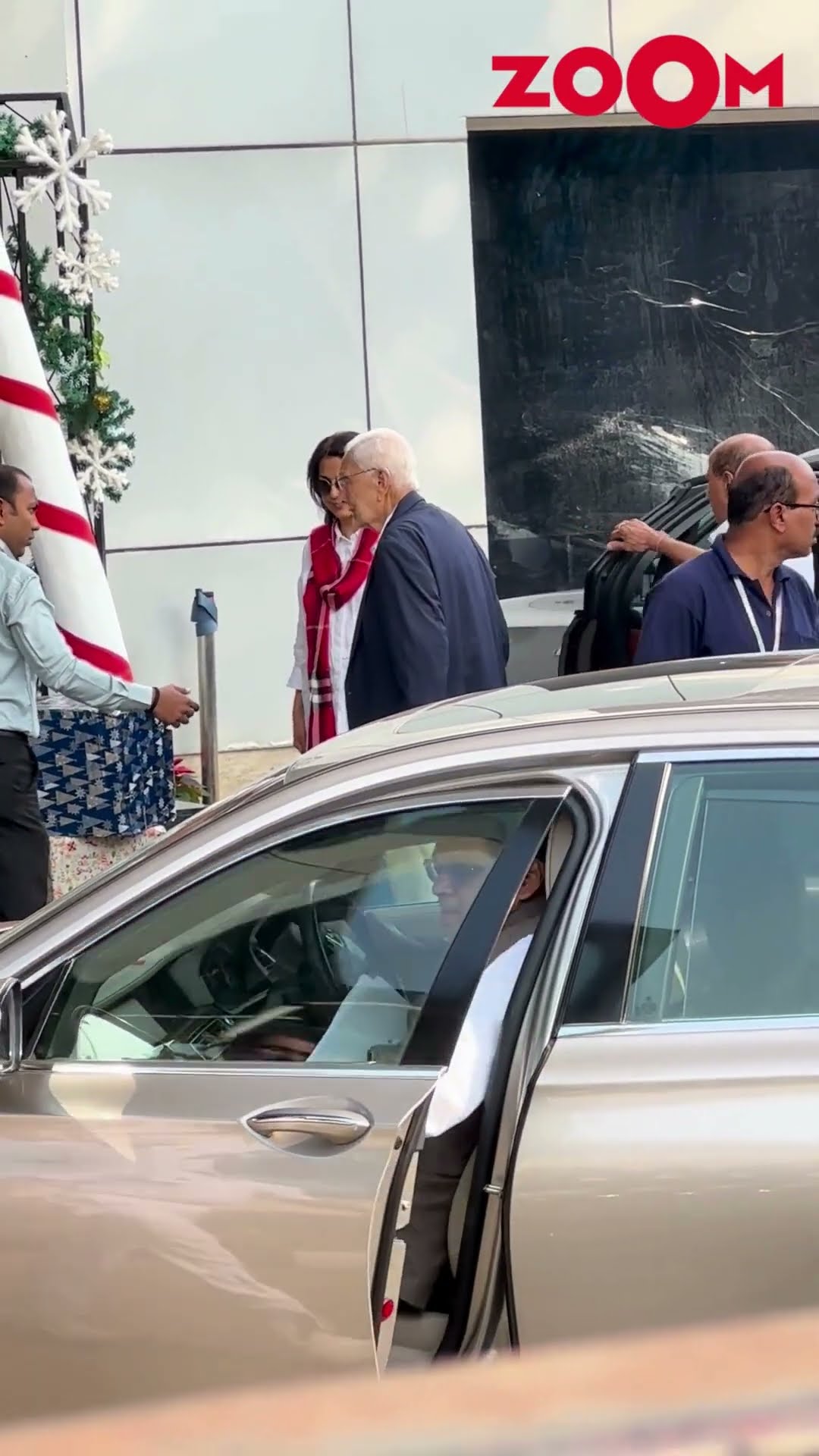 Juhi Chawla IGNORES the paps calling her to pose as spotted at Kalina Airport #juhichawla #shorts