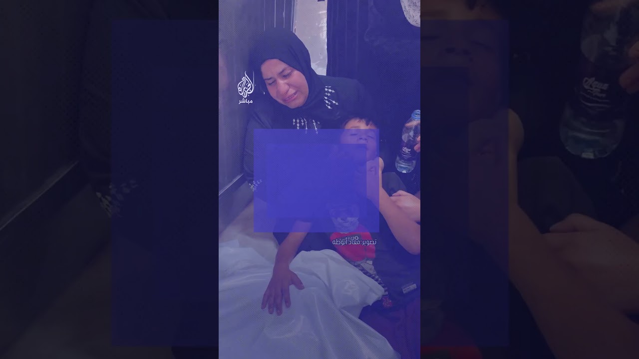 طفل فلسطيني يلقي نظرة الوداع على جثمان والدته التي استشهدت جراء قصف إسرائيلي على خان يونس