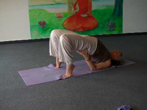 Getting into Chakrasana, the Yoga Wheel sukadev bretz