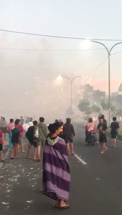 perang petasan di lombok tgh kantor bupati lombok tgh