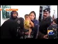 مرأة هنديه تضرب ظابط شرطه بكف و يرده