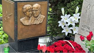 В дату рождения ( 102 года) на могиле Владимира Этуша 🙏 красивый памятник 🙏 6 мая 2024.