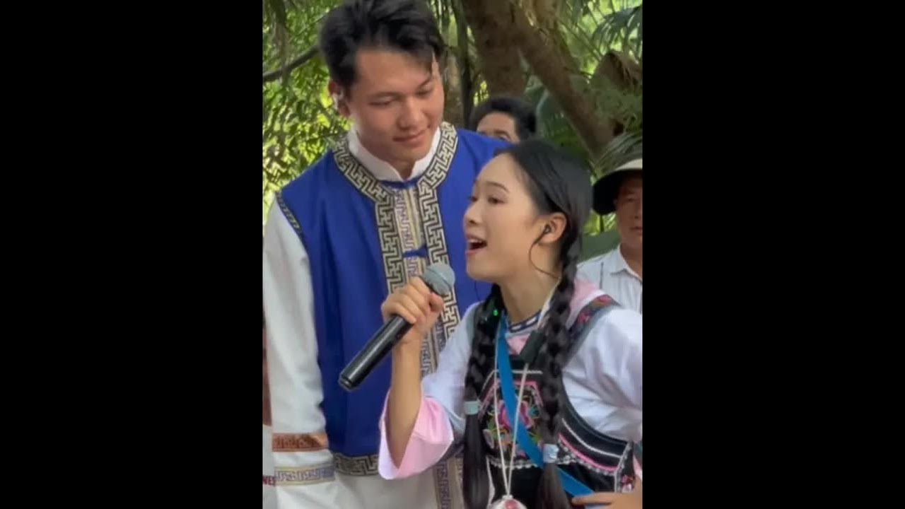 我在河里摸田螺#户外直播现场 #山歌热门推送 #鱼峰山公园山歌对唱 #民族特色民族文化 #广西三月三