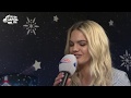 Capture de la vidéo Louisa Johnson Plays The 'Can't Show Your Teeth' Game