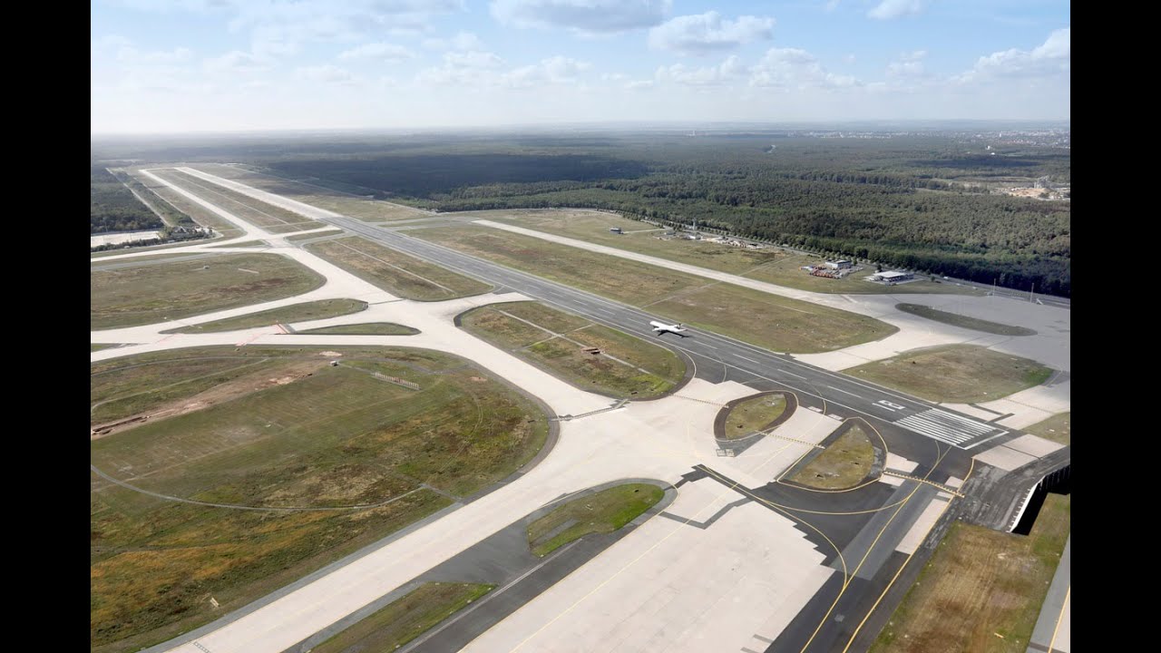 Why is Frankfurt's Runway 18 unidirectional and for takeoffs only?