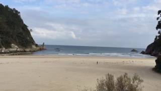 Paseo solitario por la playa de La Franca (Asturias) en invierno