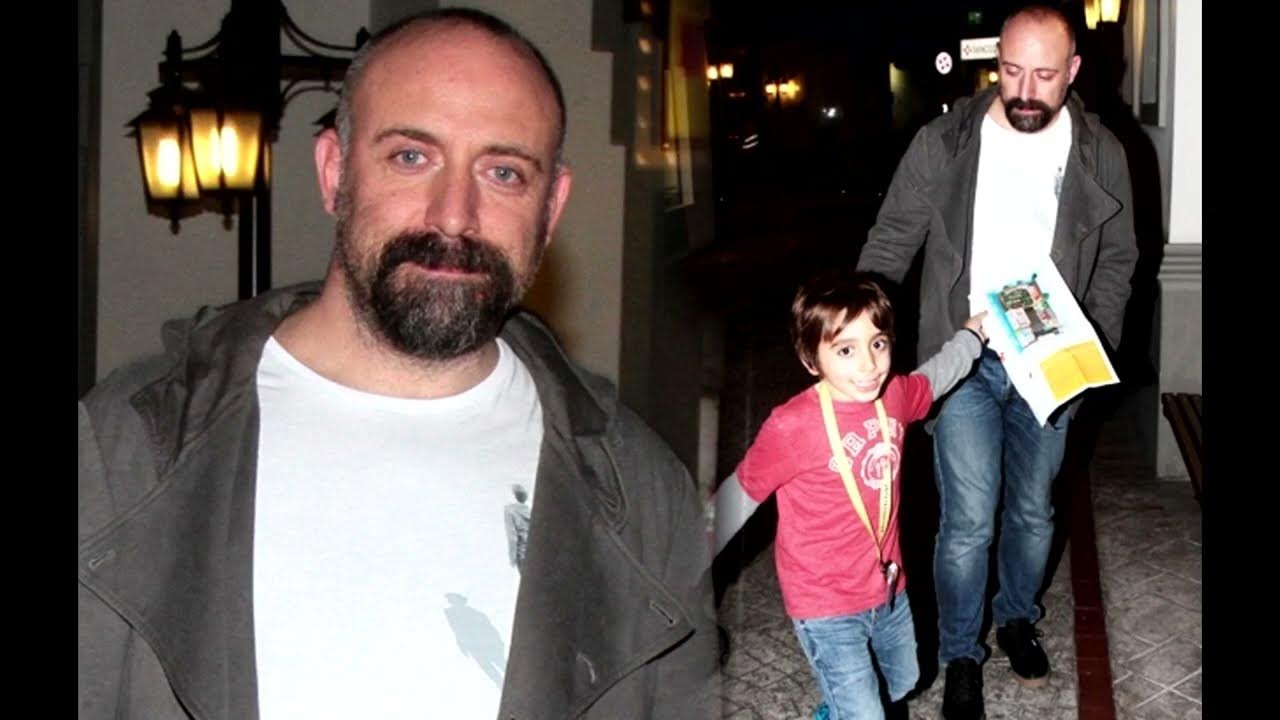 Халит эргенч жена и дети фото Bergüzar Korel And Halit Ergenc mi hijo y yo salimos del lugar - YouTube