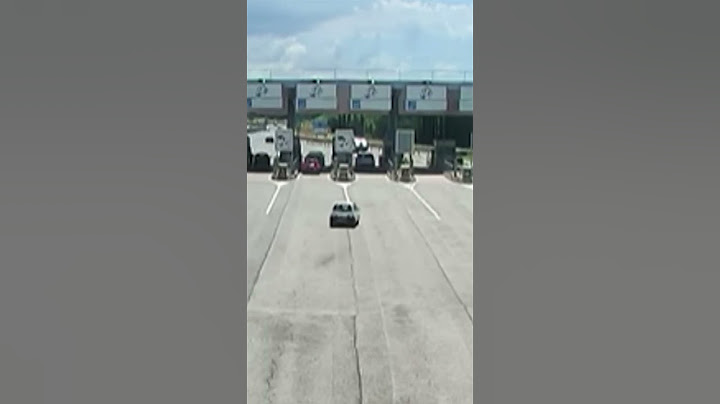 Il video dello spaventoso impatto dell'auto al casello di Rosignano