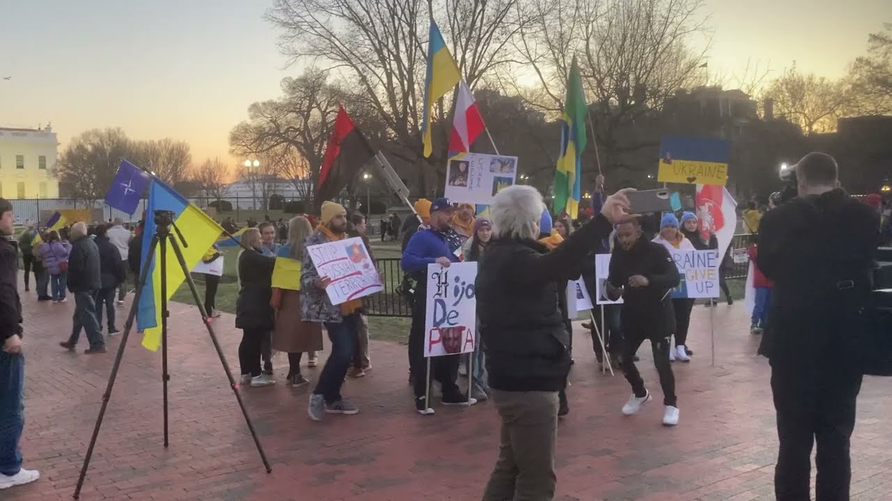 Новости украины в ютубе сегодня видео. Демонстрации в поддержку Украины. США Украина. Поддержка наших на Украине. Демонстрация в Омске на Вашингтон.