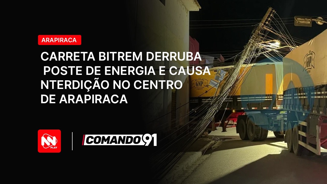 Caminhão colide com poste ao manobrar na Rua 15 de Novembro, em Arapiraca, na noite de sábado